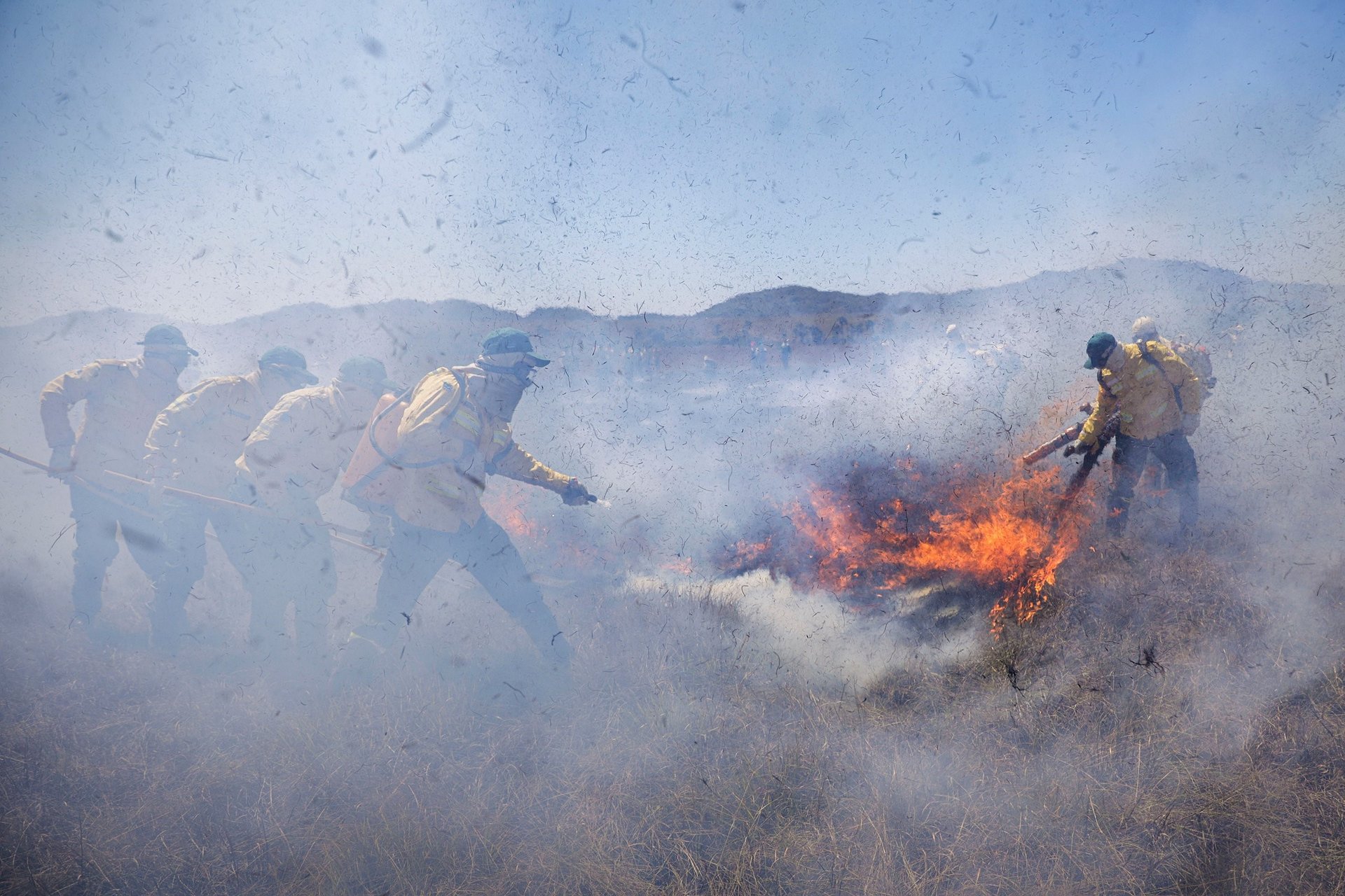 Bomberos durante un ejercicio de contención de incendios forestales en Cavalcante, estado de Goias, Brasil.