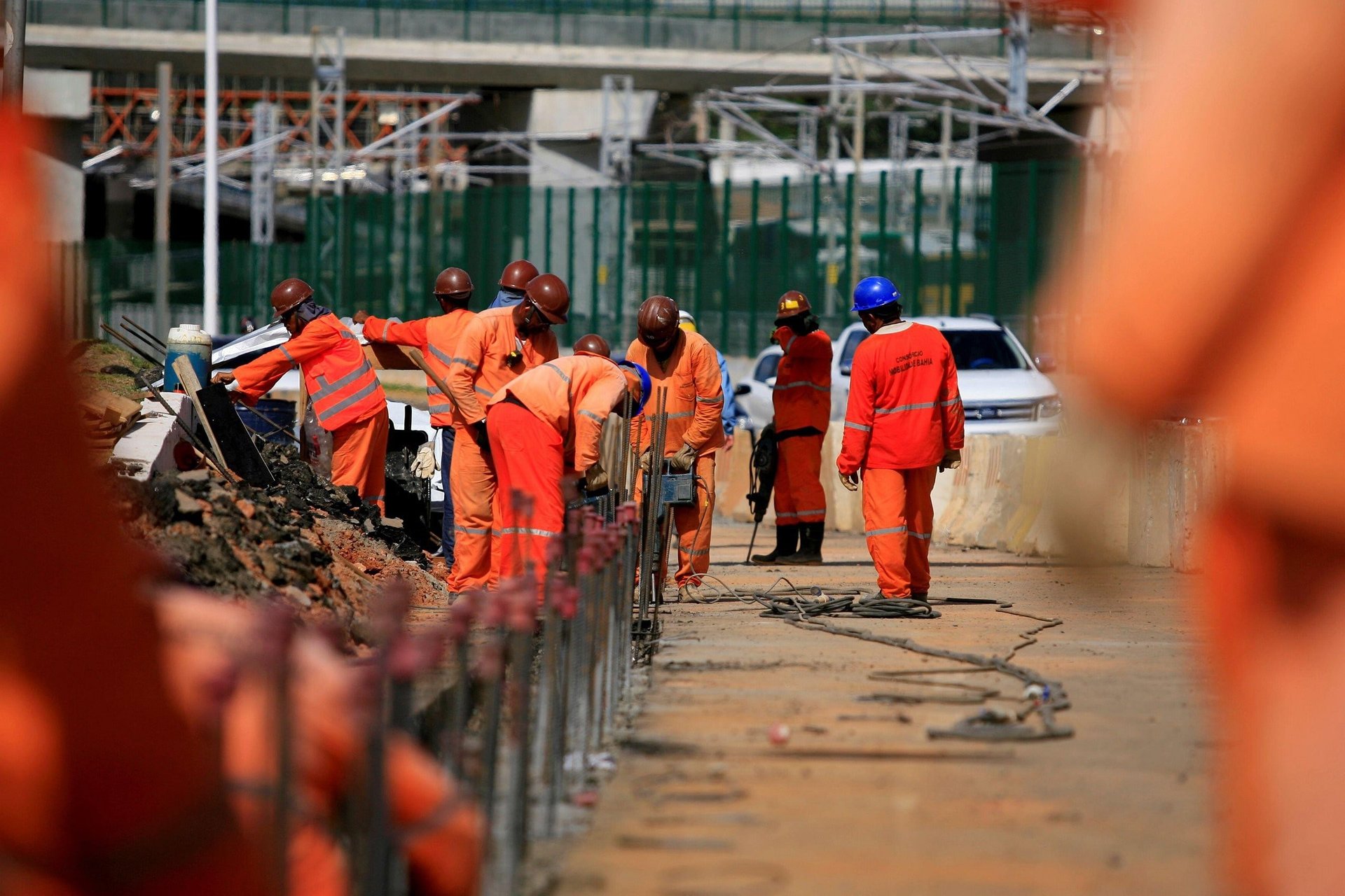 Trabajadores construyendo una carretera en el centro de Salvador, Brasil.