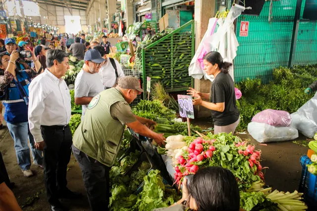Toma de muestras en un puesto del Gran Mercado Mayorista de Lima durante el Sexto Monitoreo Ciudadano de Pesticidas en los Alimentos, el 16 de octubre.