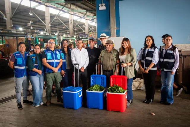 Cada vez más instituciones se suman al Monitoreo Ciudadano de Pesticidas en los Alimentos. En esta sexta edición, realizada el 16 de octubre en el Gran Mercado Mayorista de Lima, participaron organizaciones de la sociedad civil junto a Senasa, el Minam, Emmsa y el senador Jaime Delgado, que acompañaron la toma de muestras.