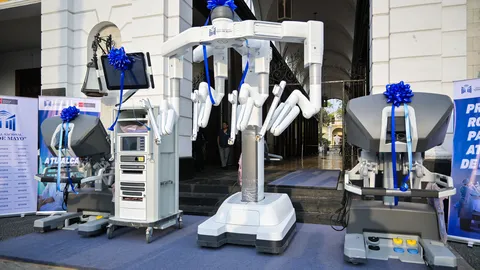 Sistema de cirugía robótica Da Vinci - Hospital Dos de Mayo