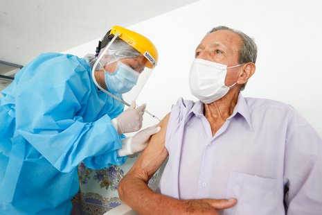 Adultos mayores: 19 preguntas sobre la nueva estrategia de vacunación -  Salud con lupa